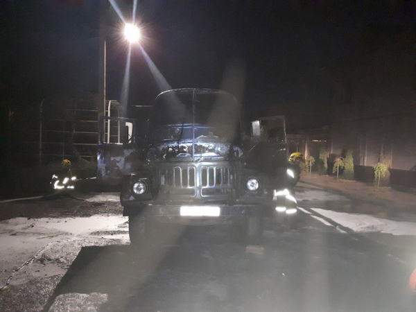 В Ташкенте за один вечер сгорели бензовоз и грузовой автомобиль